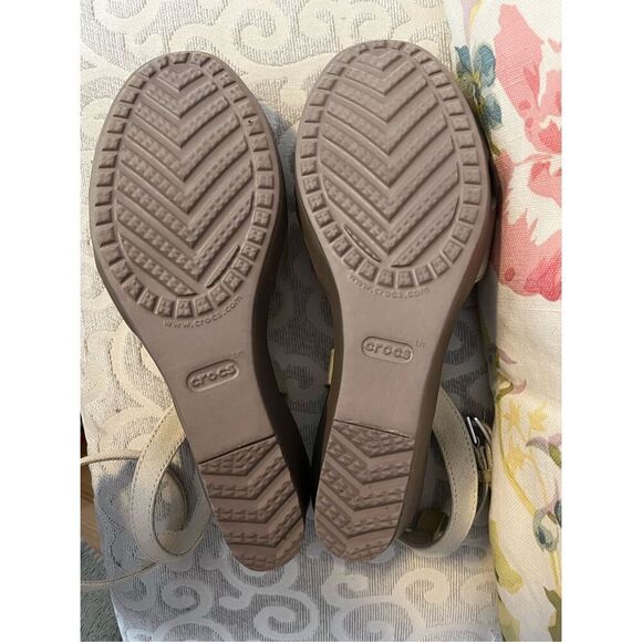 Crocs Women’s 9 Leigh II Cross Ankle Strap Wedge Sandals Beige Canvas 204950 NEW - Picture 7 of 11